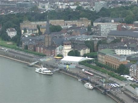 Düsseldorf : Rheinuferpromenade mit Burgplatz und Schloßturm